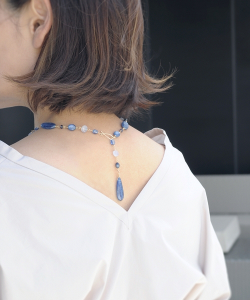カイヤナイトのネックレスバックスタイル(モデル着用)