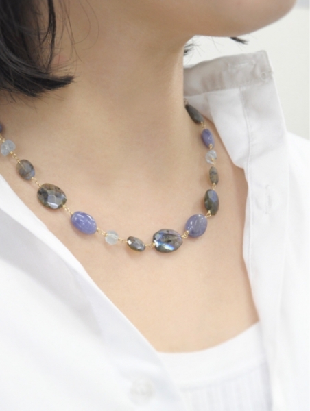 ラブラドライトのネックレス(モデル着用)