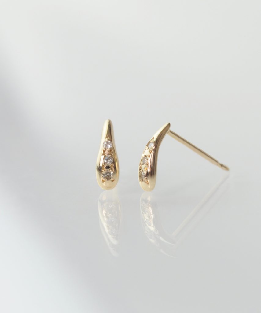 3石ダイヤスタッドピアス