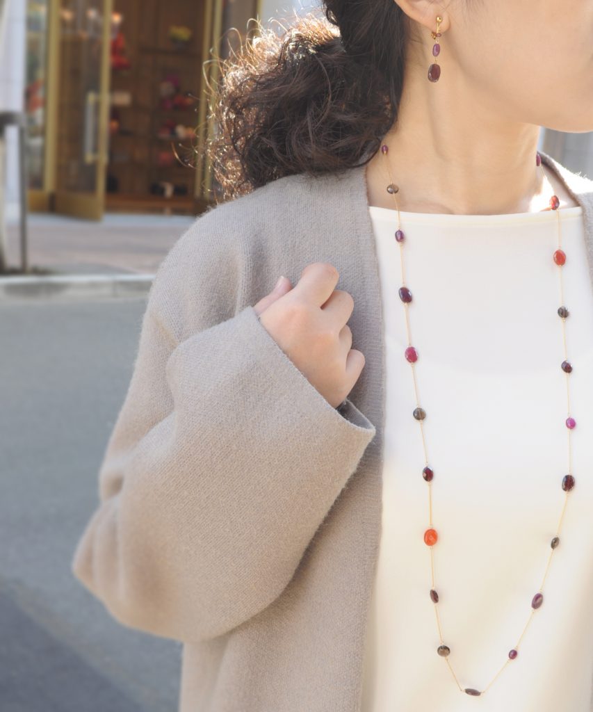 レッドネックレス、ピアス着画