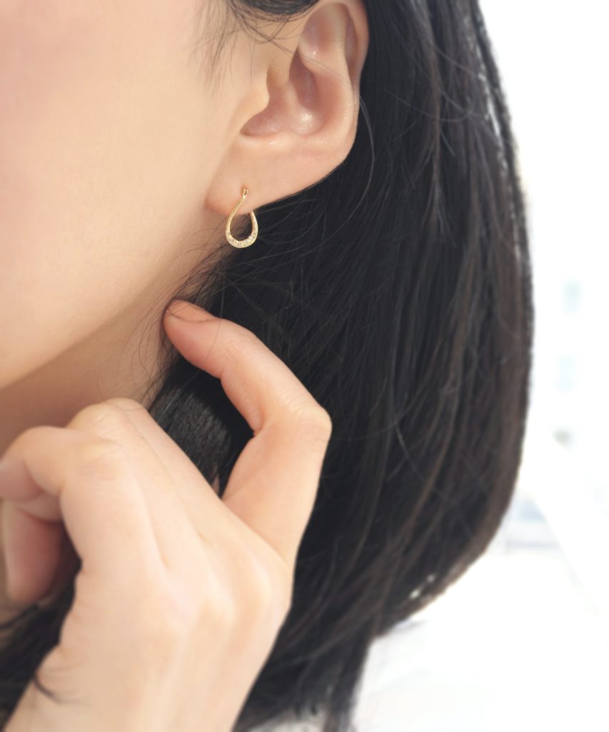 アンクのしずくダイヤモンドフープピアス を着けた女性