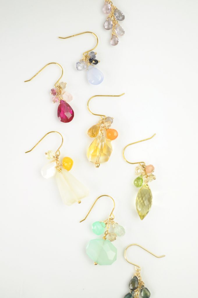 色とりどりの天然石ピアス